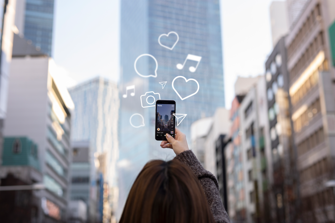 Sprawdź, jak pisać angażujące treści w social mediach, co dają i gdzie je publikować.