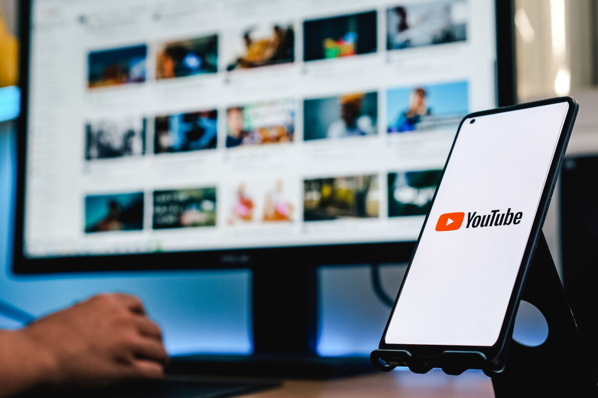 Poznaj narzędzia YouTube do walki z deepfake'ami i treściami AI.